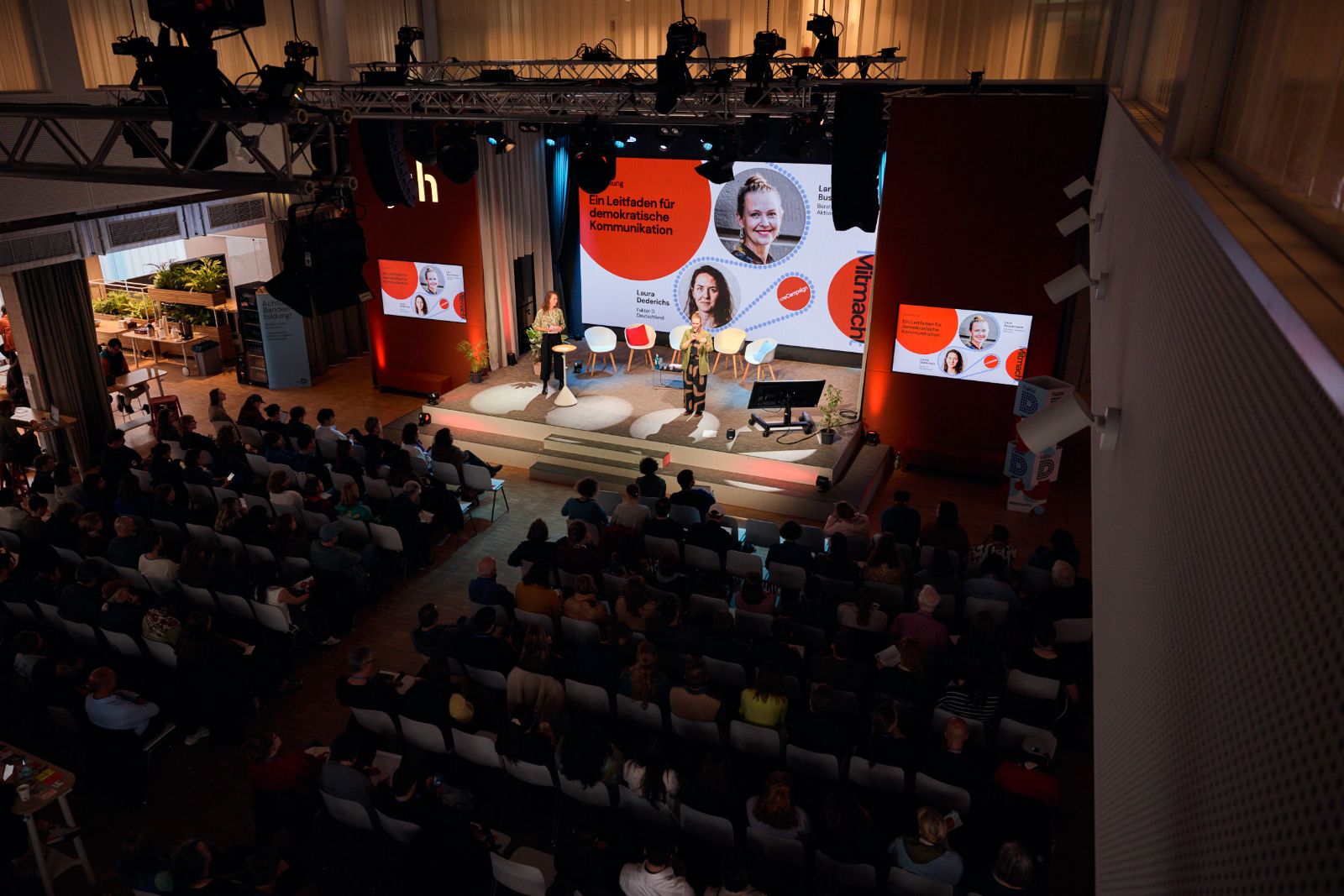 Publikum bei einer Keynote von Lara Buschmann